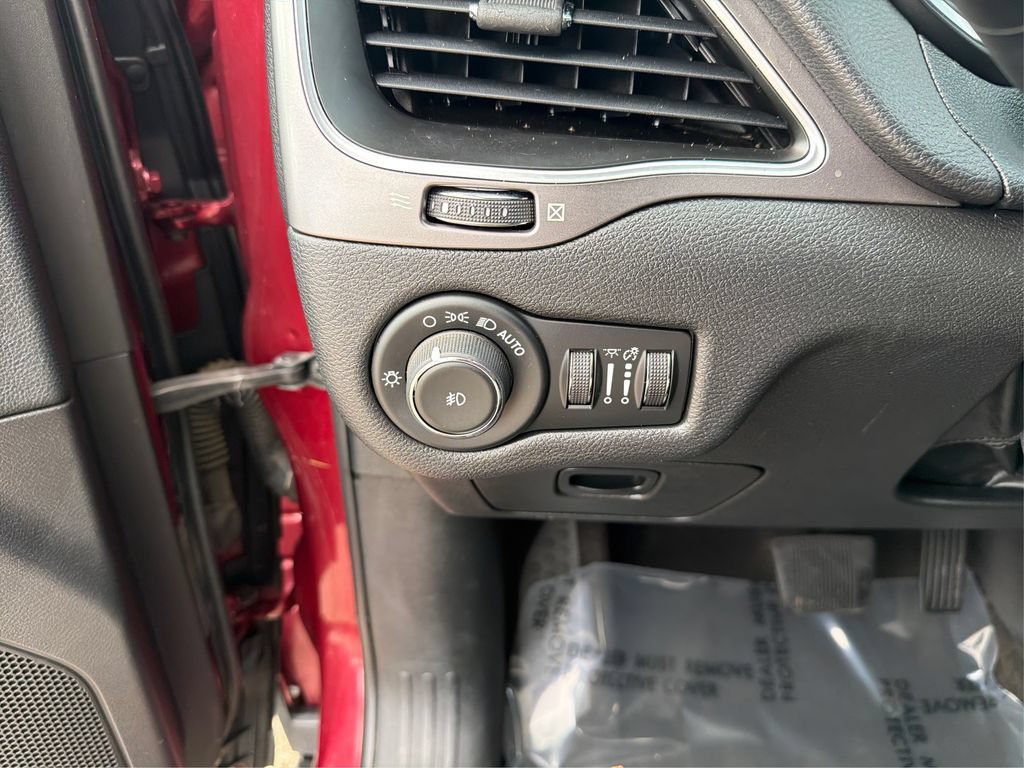 Used 2019 Jeep Cherokee Latitude Plus FWD image 18