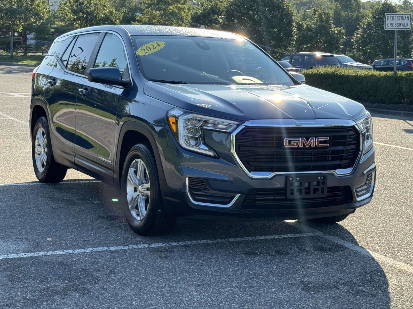 Used 2024 GMC Terrain SLE image 2