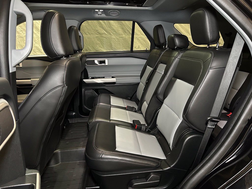 Used 2022 Ford Explorer XLT w/ XLT Sport Appearance Package AWD/4WD image 34