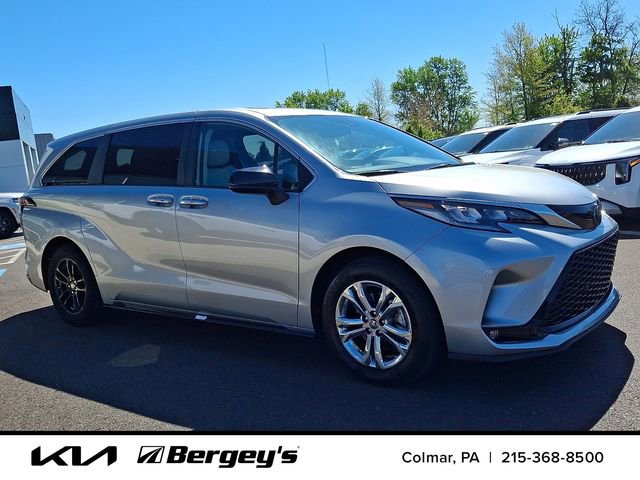 Used 2023 Toyota Sienna XSE AWD/4WD image 3