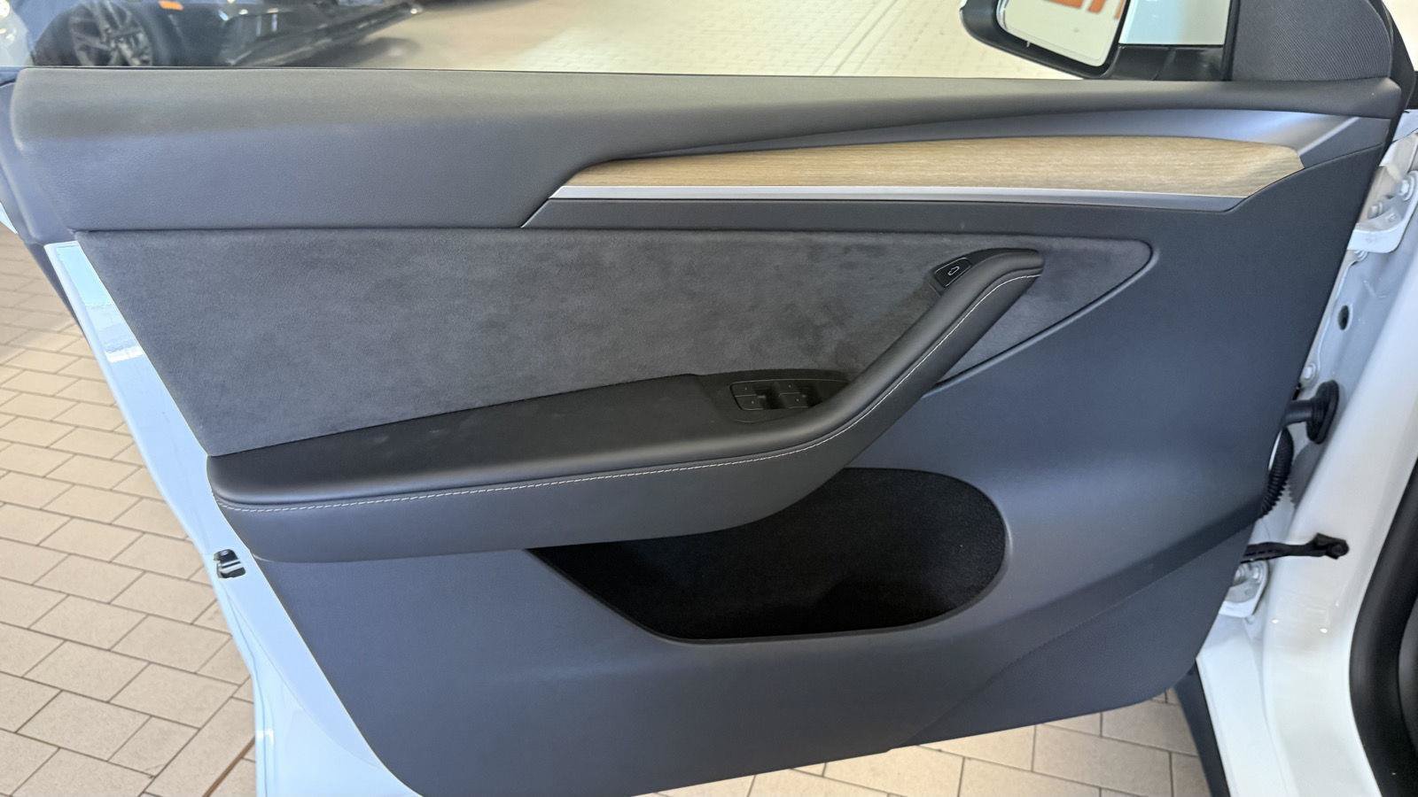 Used 2023 Tesla Model Y Long Range AWD/4WD image 38