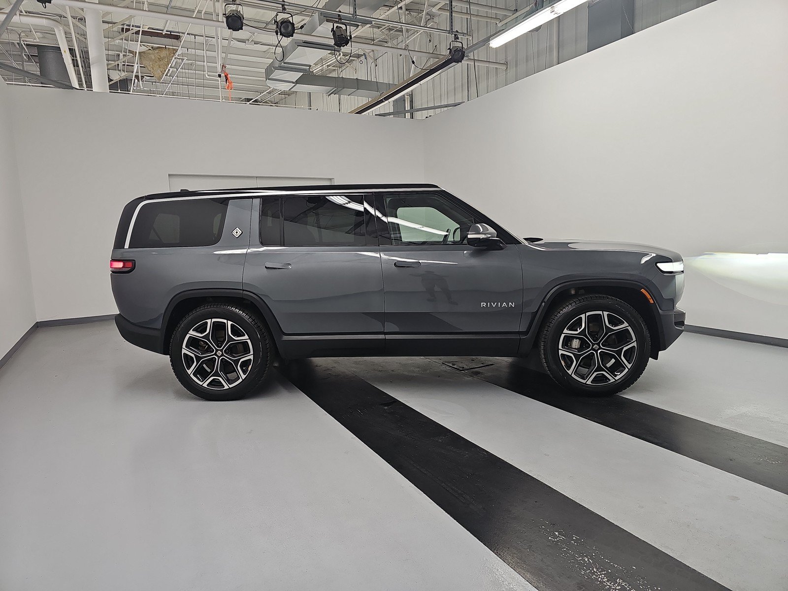 Used 2024 Rivian R1S Adventure AWD/4WD image 6