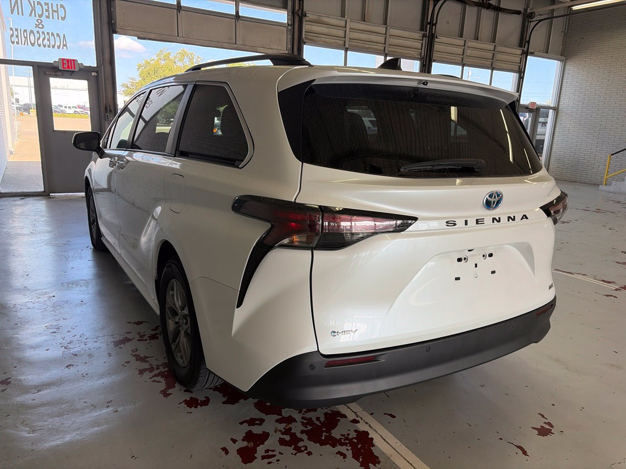 Used 2025 Toyota Sienna XLE FWD image 5