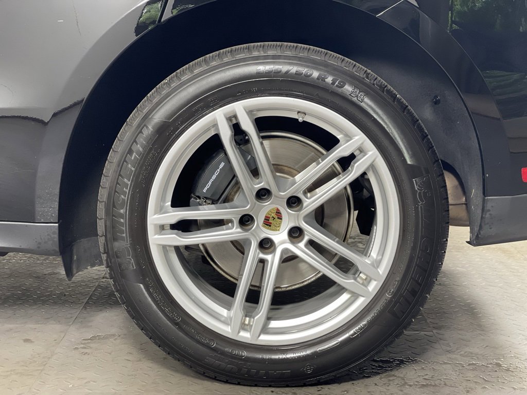 Certified 2025 Porsche Macan image 14