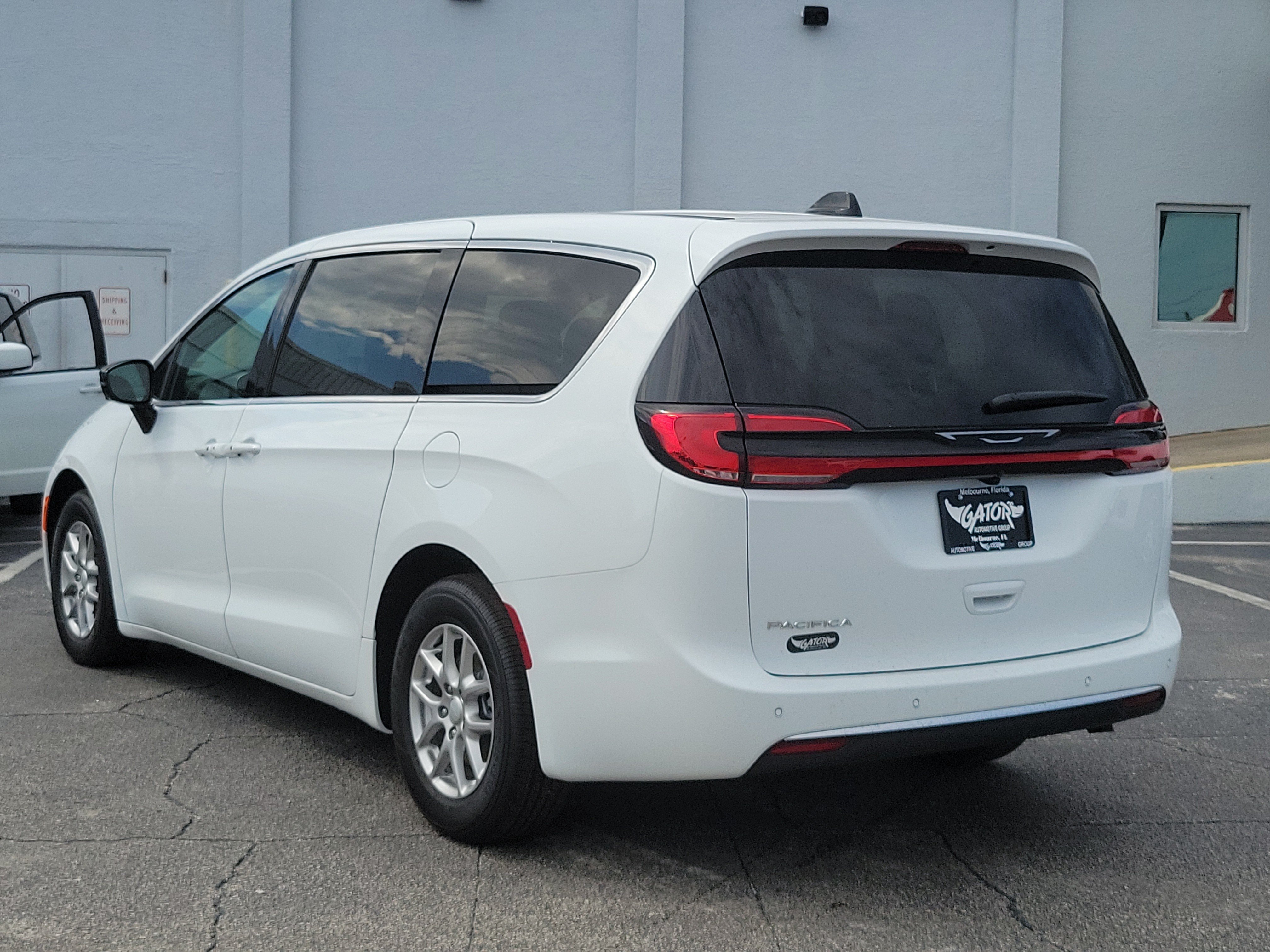 New 2027 Chrysler Pacifica Select FWD image 3