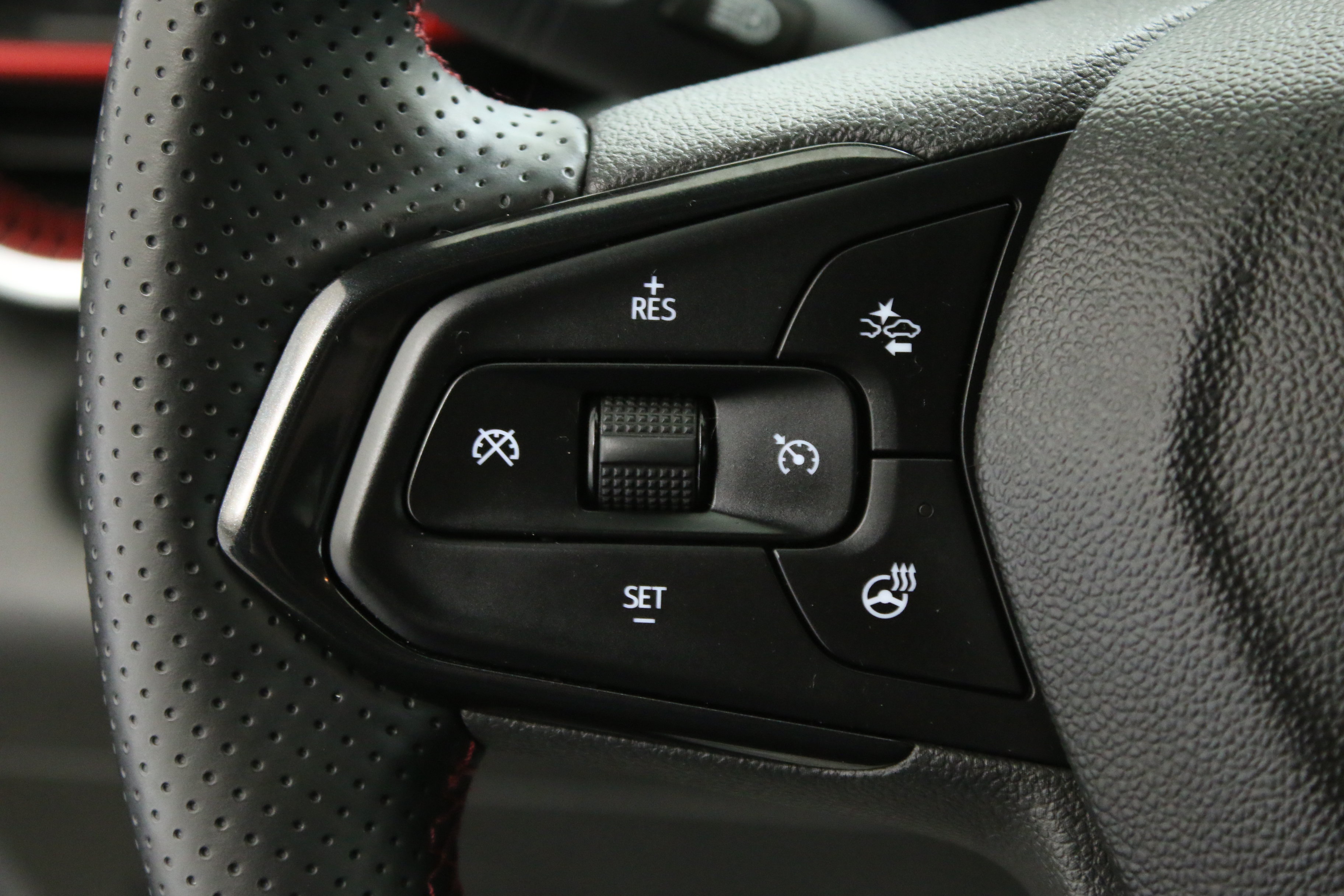 Used 2024 Chevrolet Trax RS w/ Driver Confidence Package FWD image 17