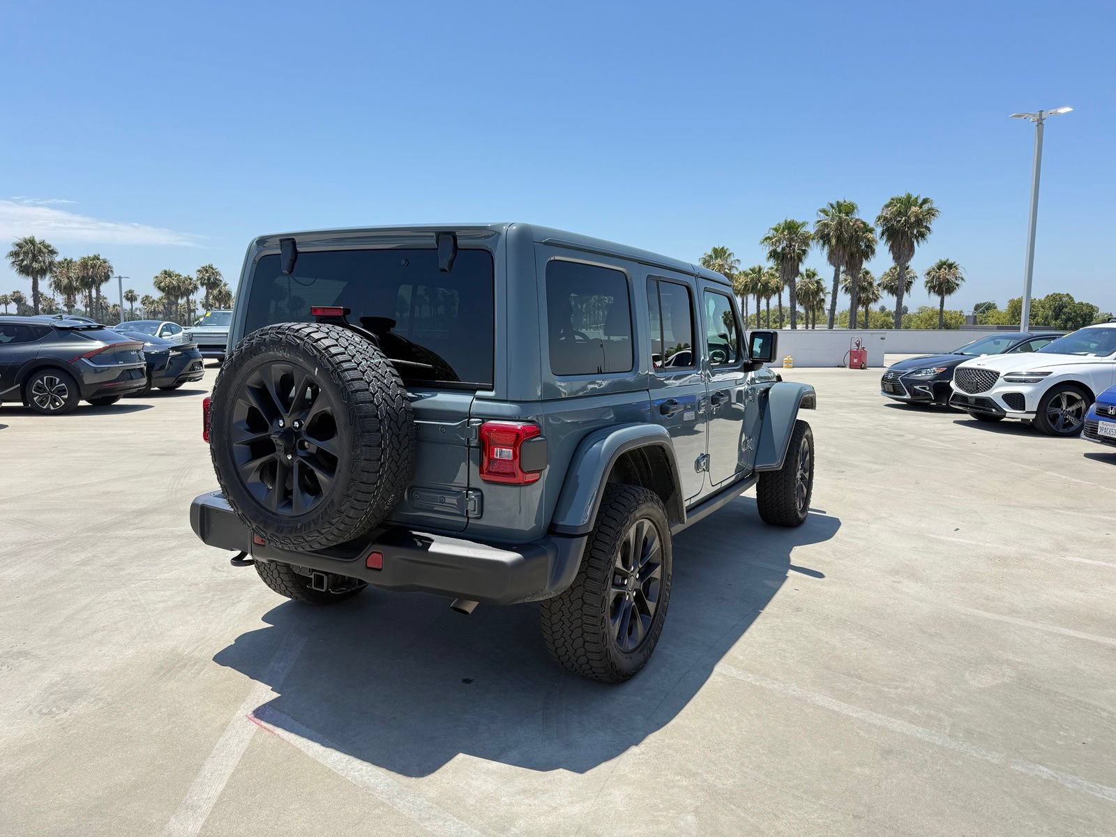 Used 2025 Jeep Wrangler Unlimited Sahara AWD/4WD image 3