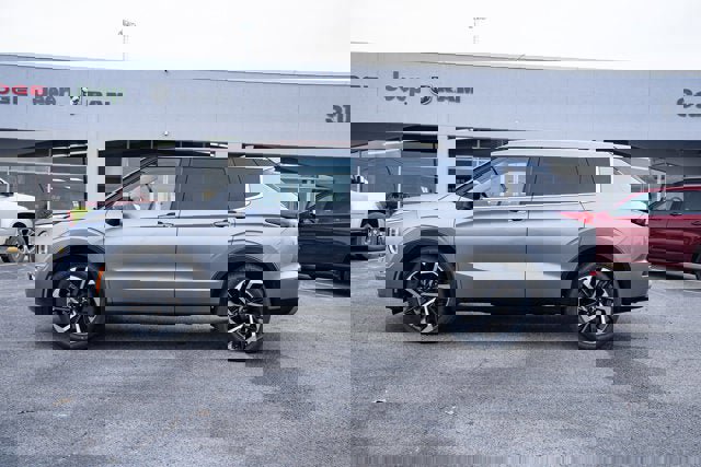 Used 2024 Mitsubishi Outlander SE Black Edition image 2