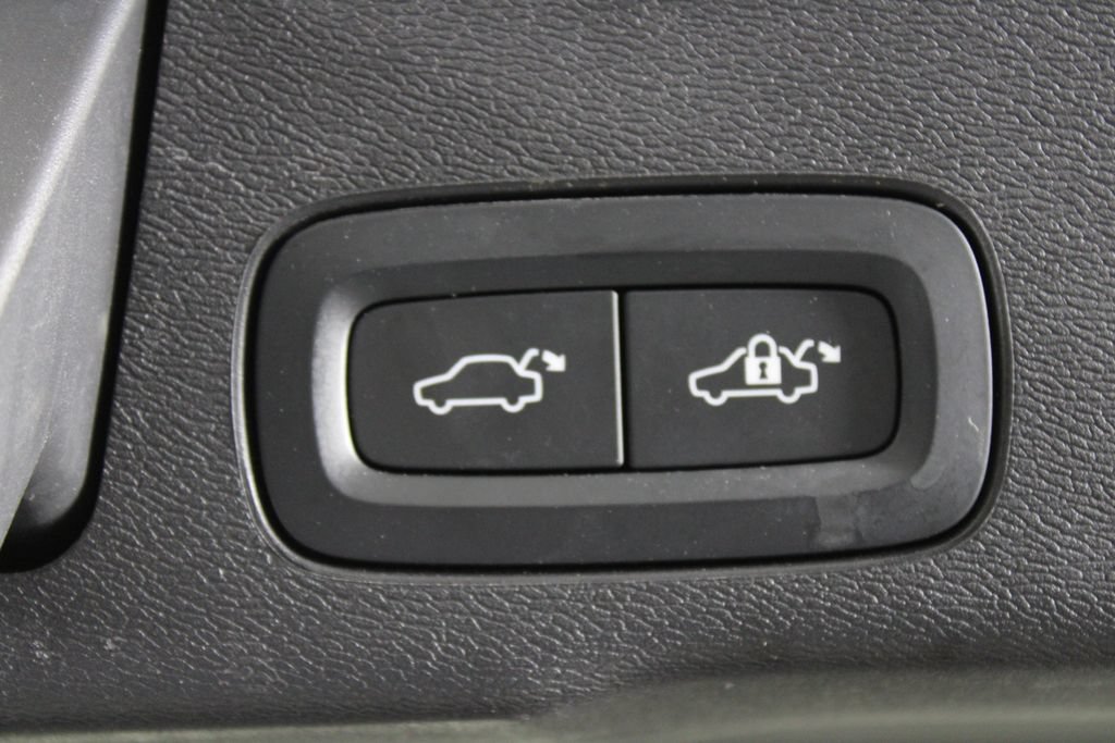 Used 2022 Volvo XC60 B5 R-Design w/ Protection Package Premier FWD image 16