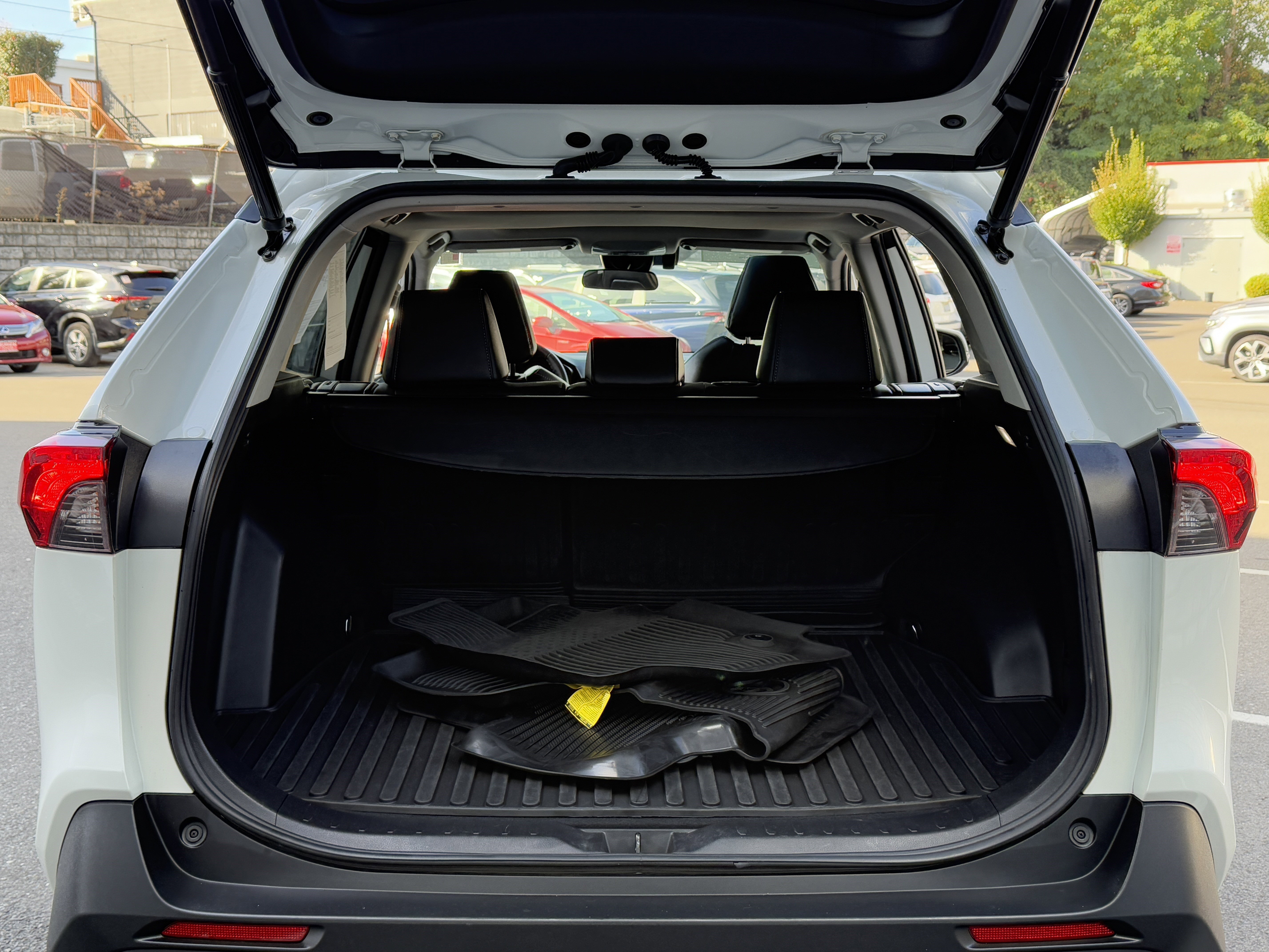 Used 2022 Toyota RAV4 XLE Premium image 40