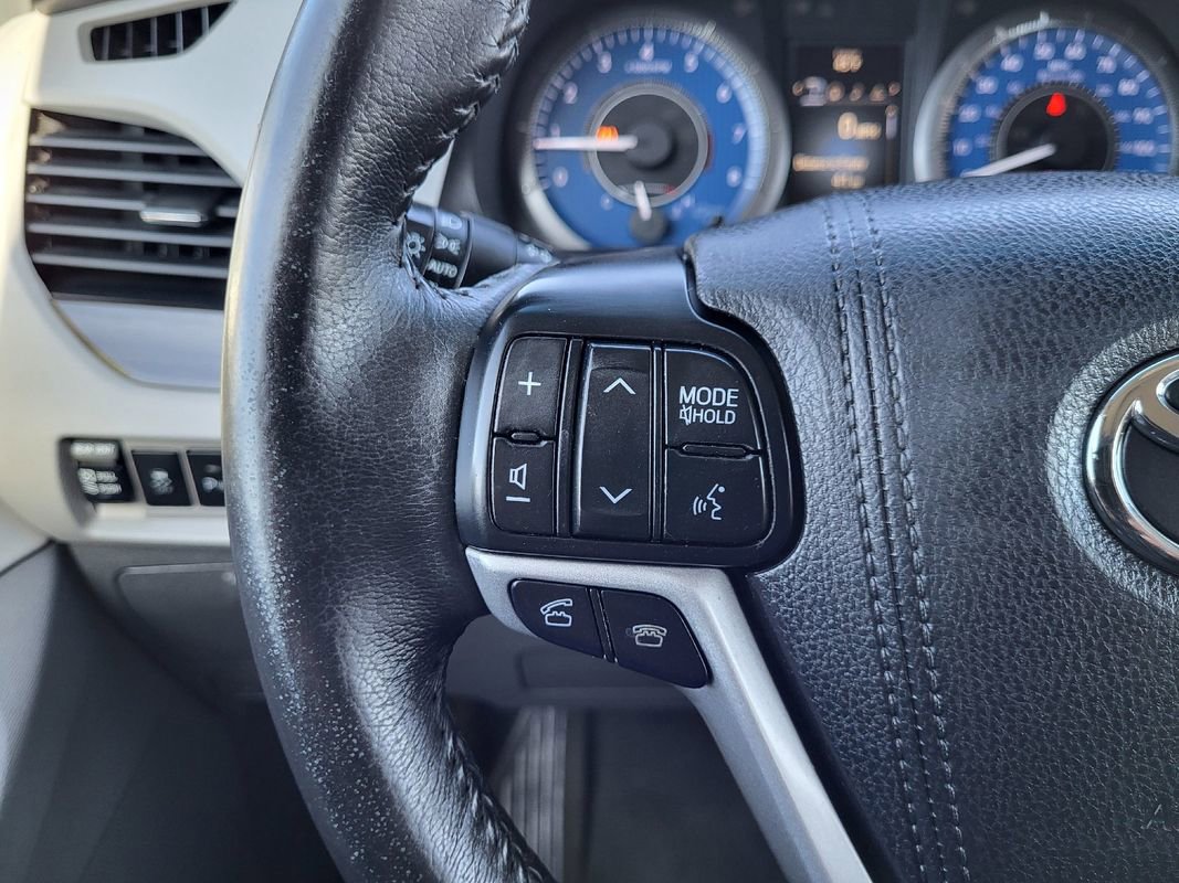 Used 2017 Toyota Sienna XLE w/ XLE Navigation Package AWD/4WD image 32