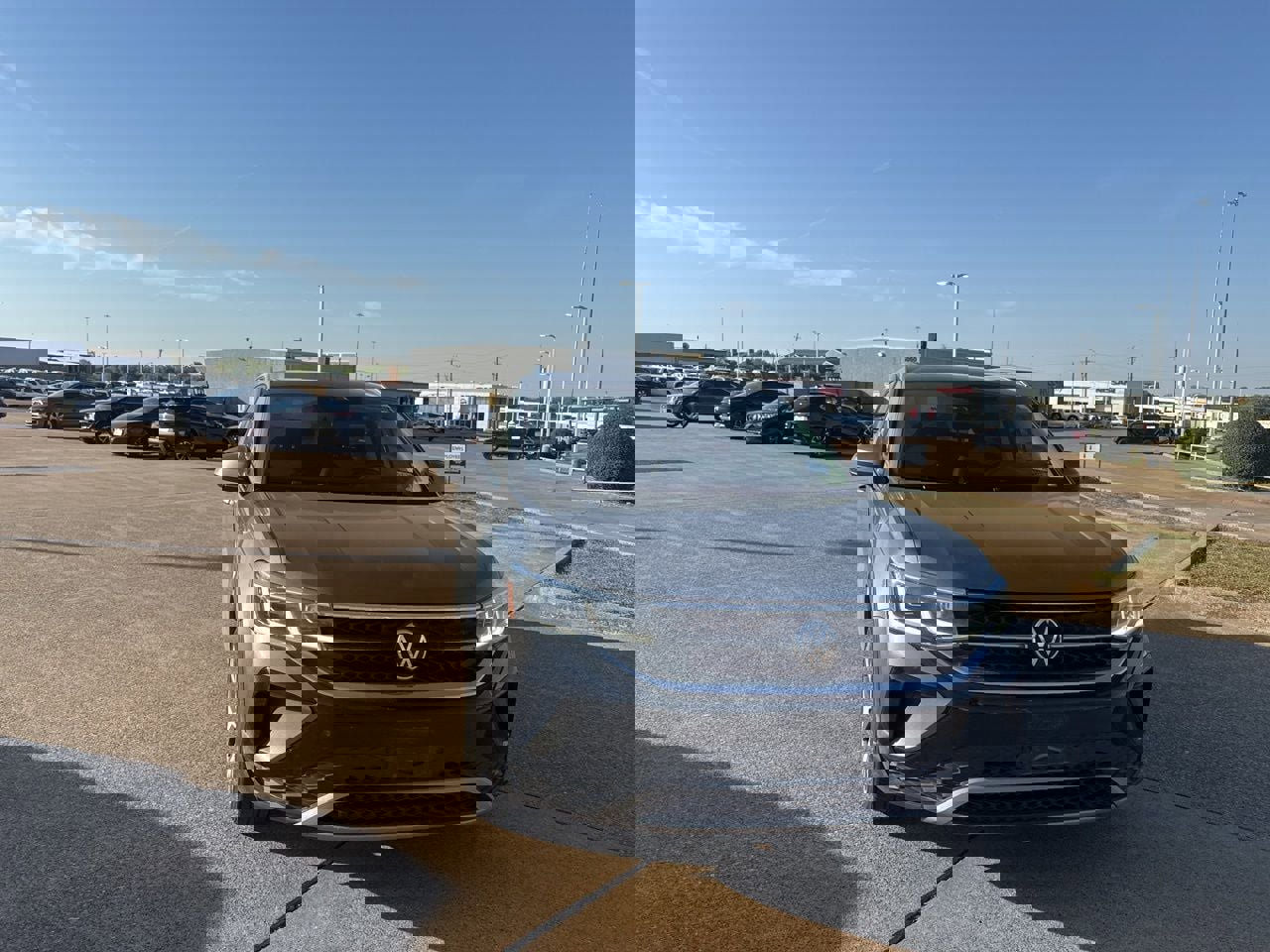 Used 2022 Volkswagen Taos SEL image 3