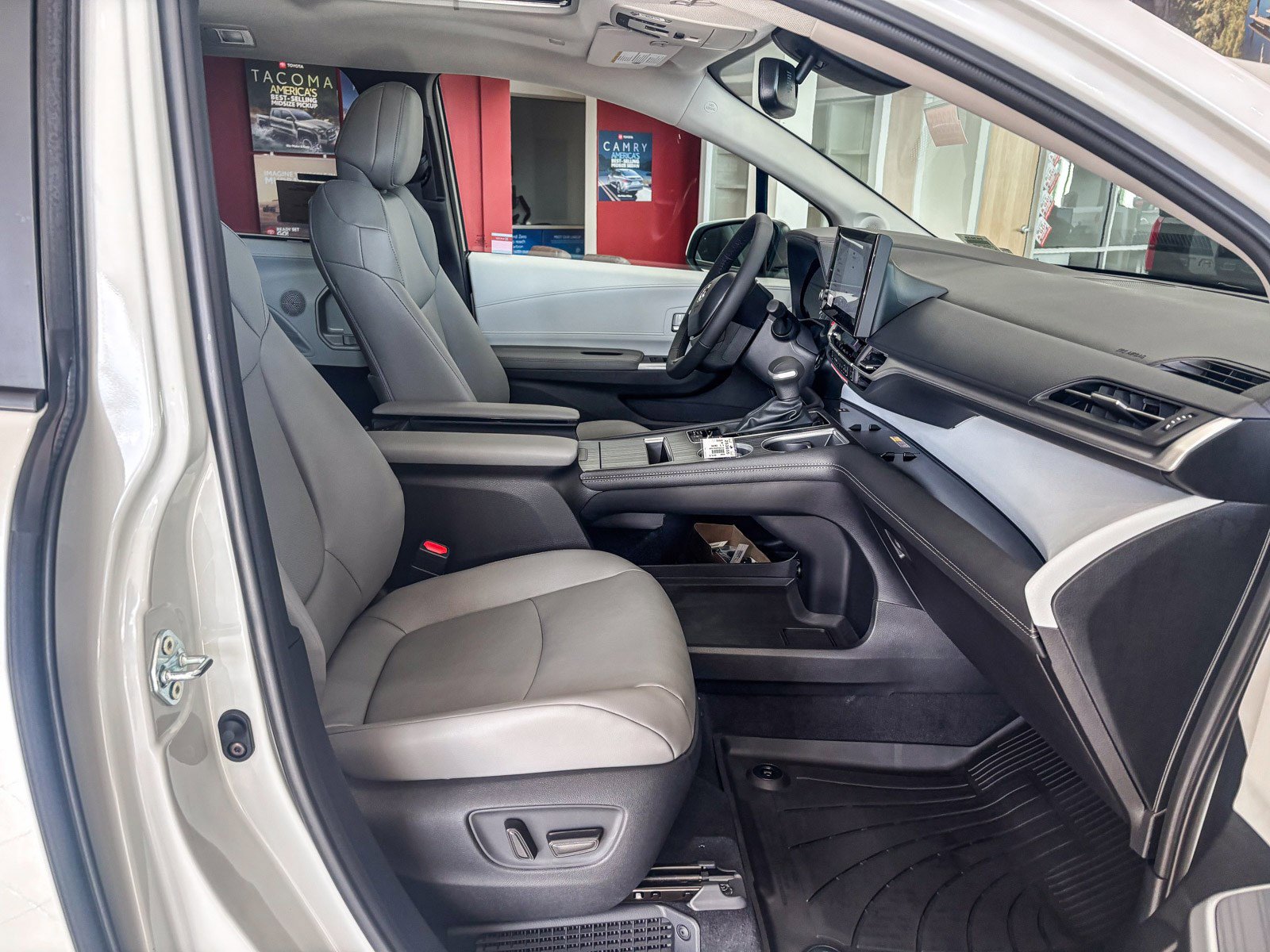 New 2026 Toyota Sienna XLE FWD image 19