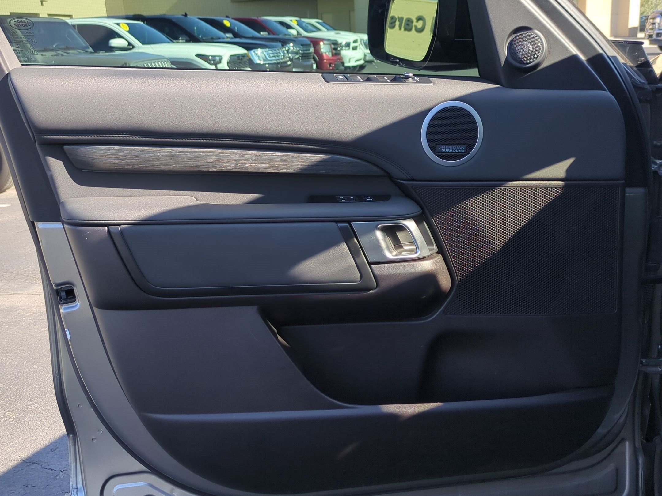 Used 2018 Land Rover Discovery HSE AWD/4WD image 14