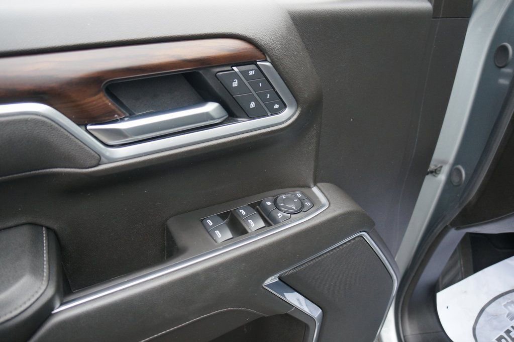 Used 2025 GMC Sierra 1500 SLT image 3