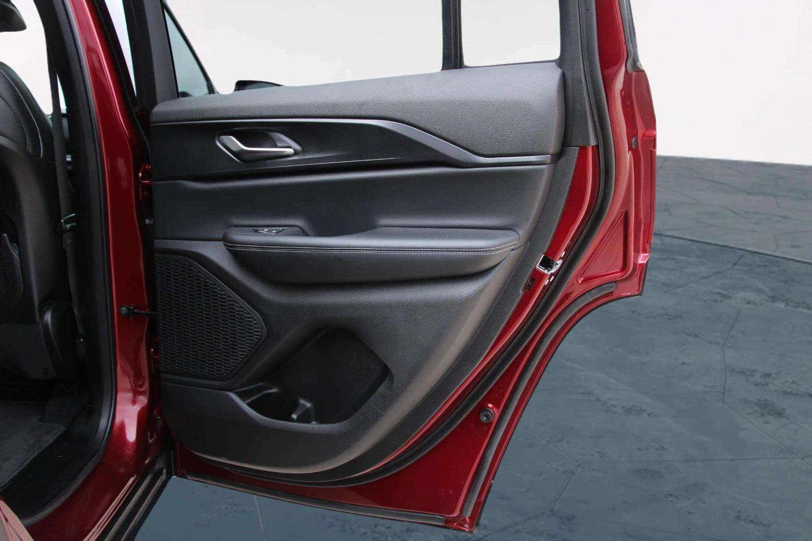 Used 2025 Jeep Grand Cherokee Altitude image 27