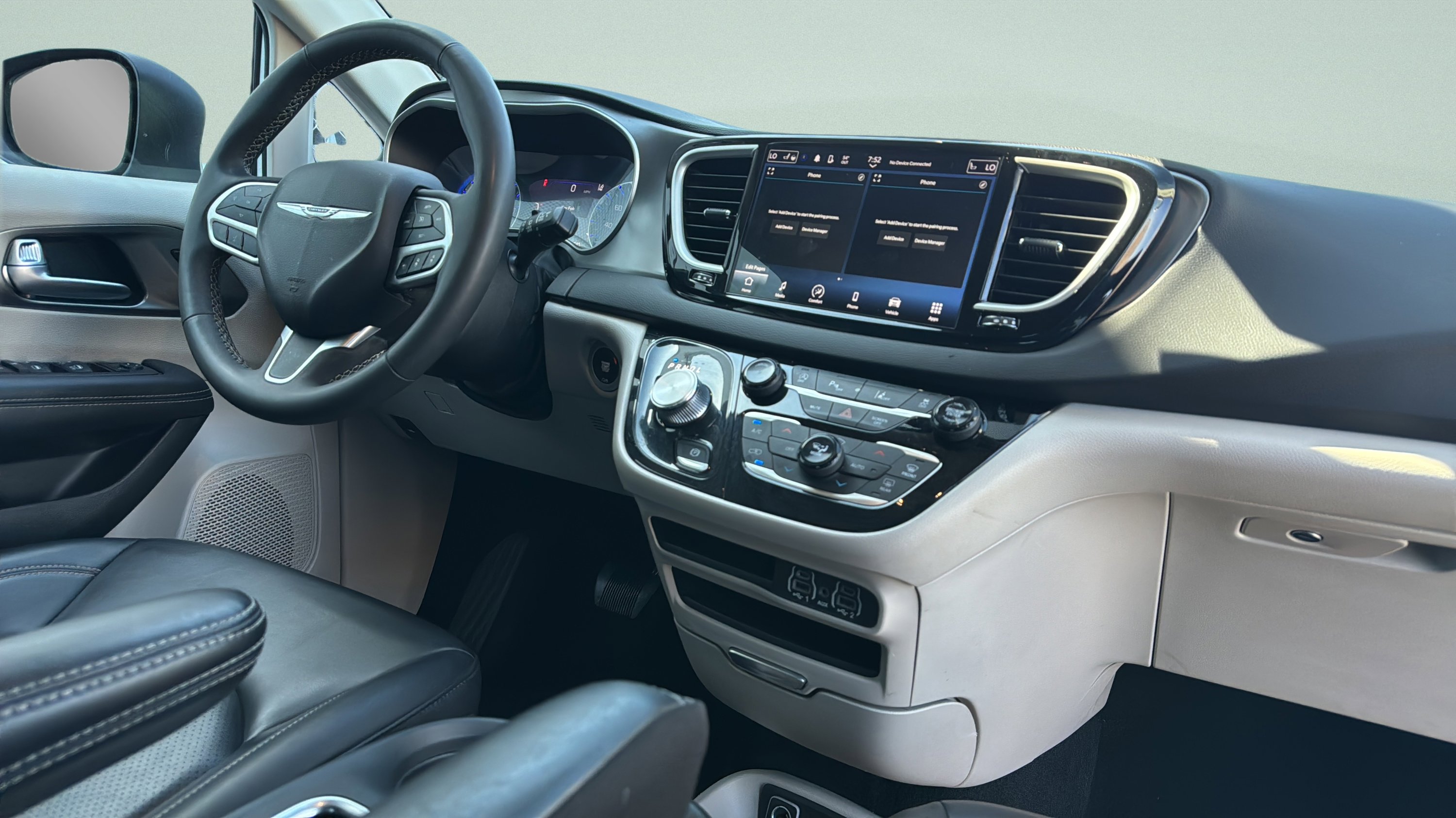 Used 2023 Chrysler Pacifica Touring-L FWD image 30