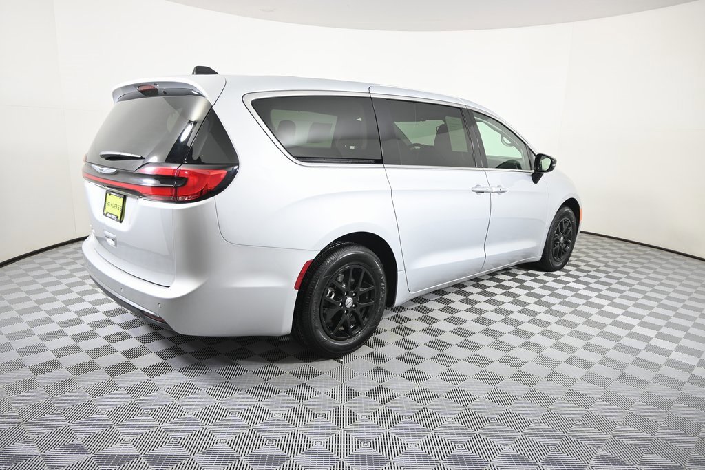 Used 2024 Chrysler Pacifica Touring-L image 6