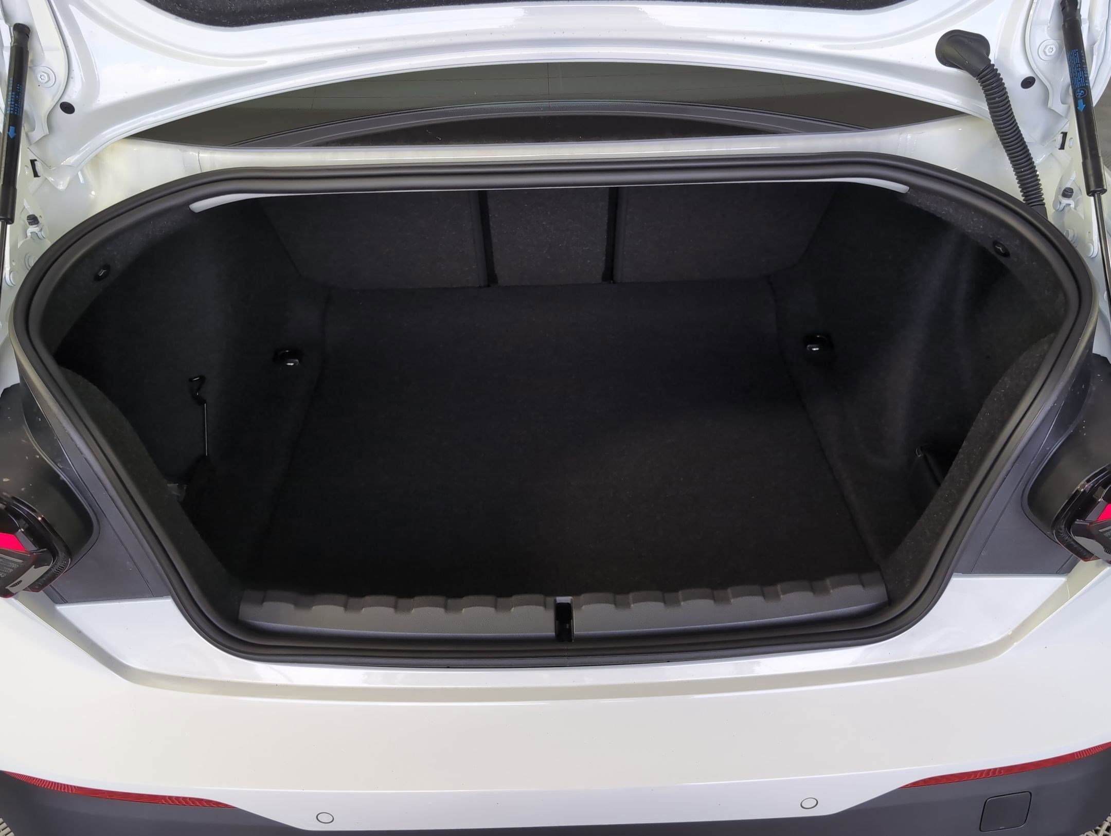 Used 2025 BMW 230i Coupe w/ Convenience Package image 30