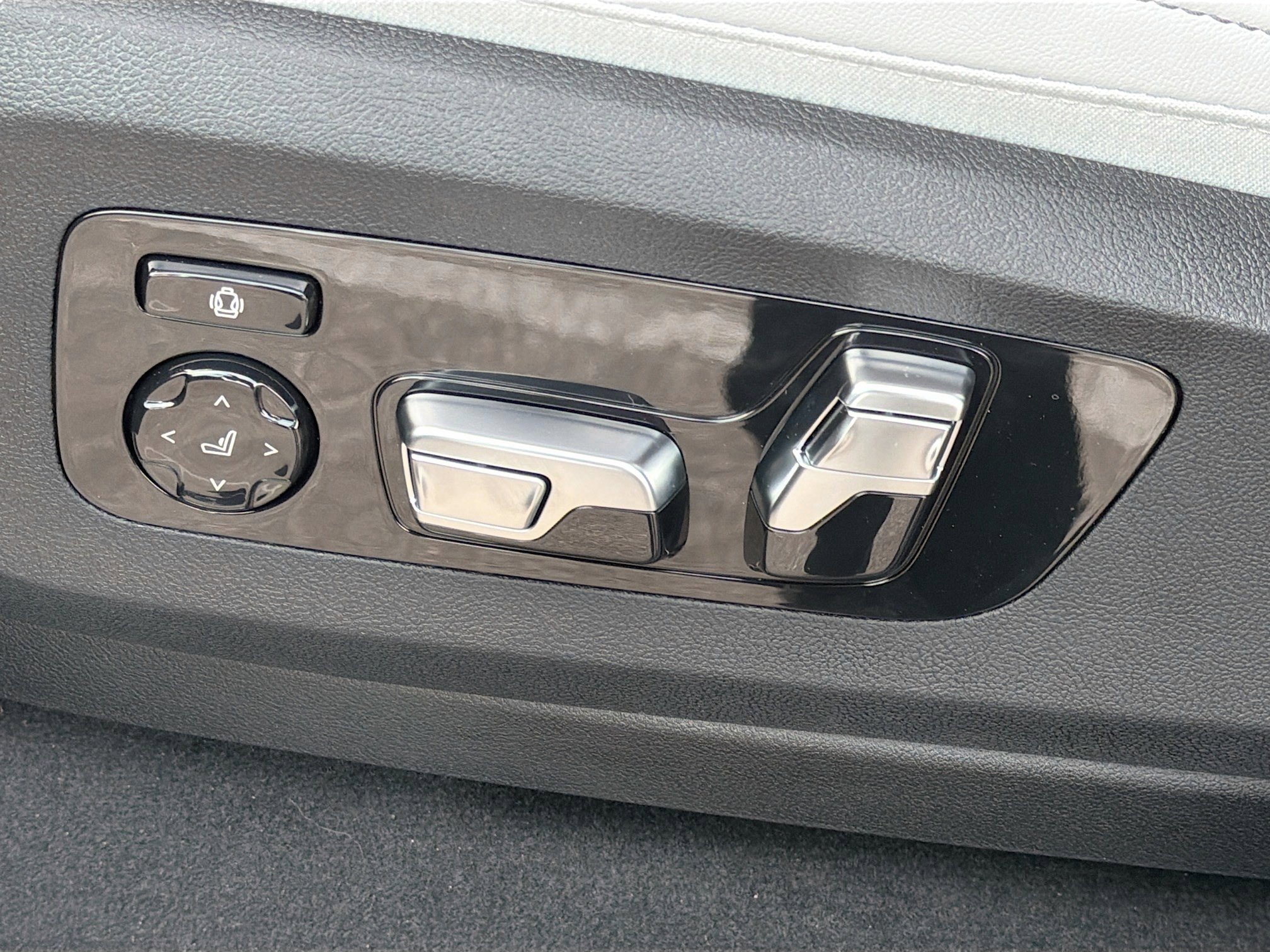 New 2026 BMW X5 xDrive50e w/ Executive Package image 25