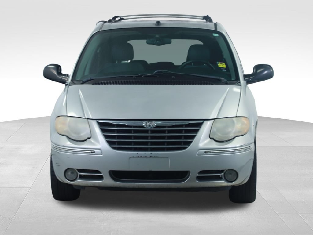 Used 2005 Chrysler Town & Country Limited FWD image 7