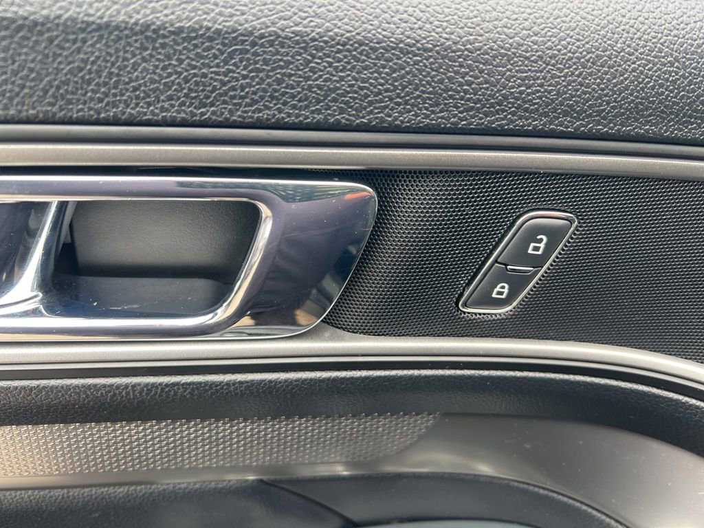 Used 2018 Ford Explorer XLT image 50