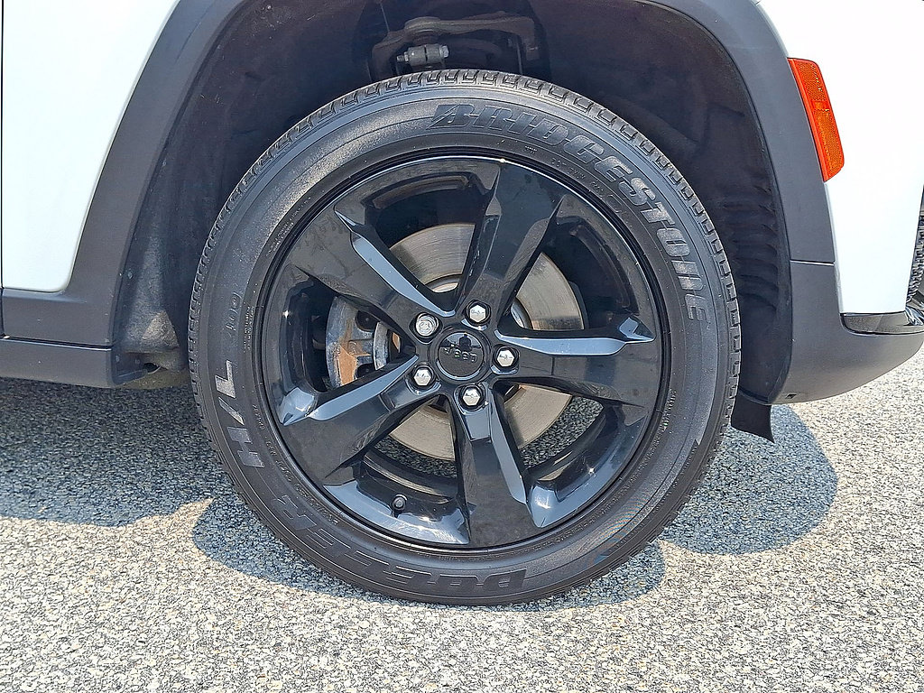 Used 2023 Jeep Grand Cherokee L Altitude AWD/4WD image 27