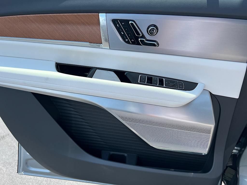 New 2026 Cadillac Vistiq Luxury w/ LPO, Floor Liner Package AWD/4WD image 14