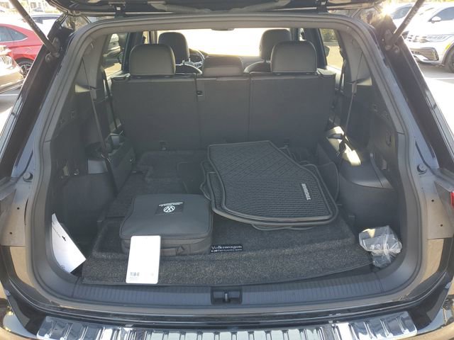 Certified 2023 Volkswagen Tiguan SE R-Line image 7
