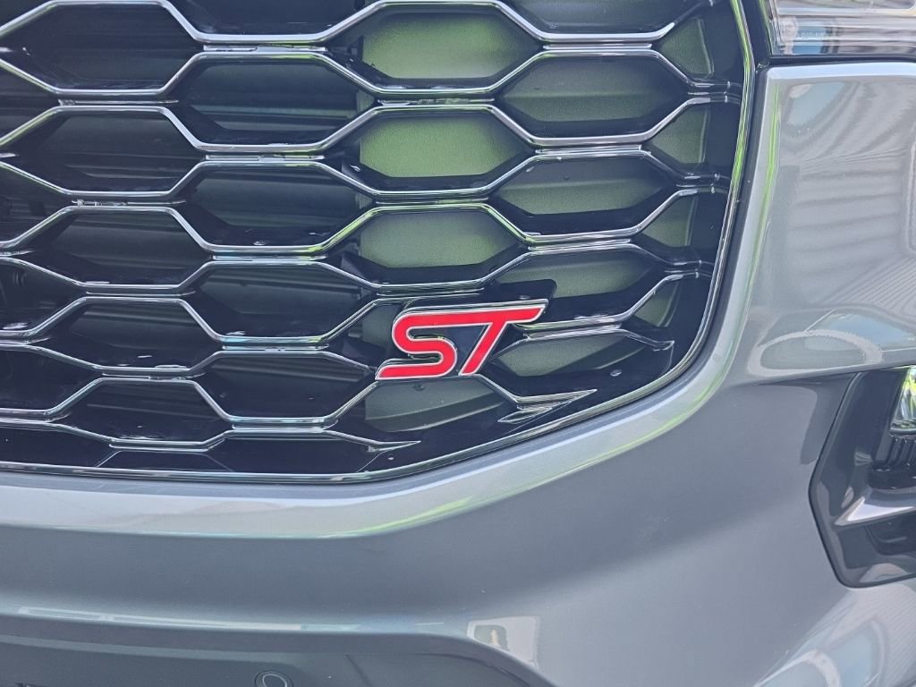 Used 2025 Ford Explorer ST image 4