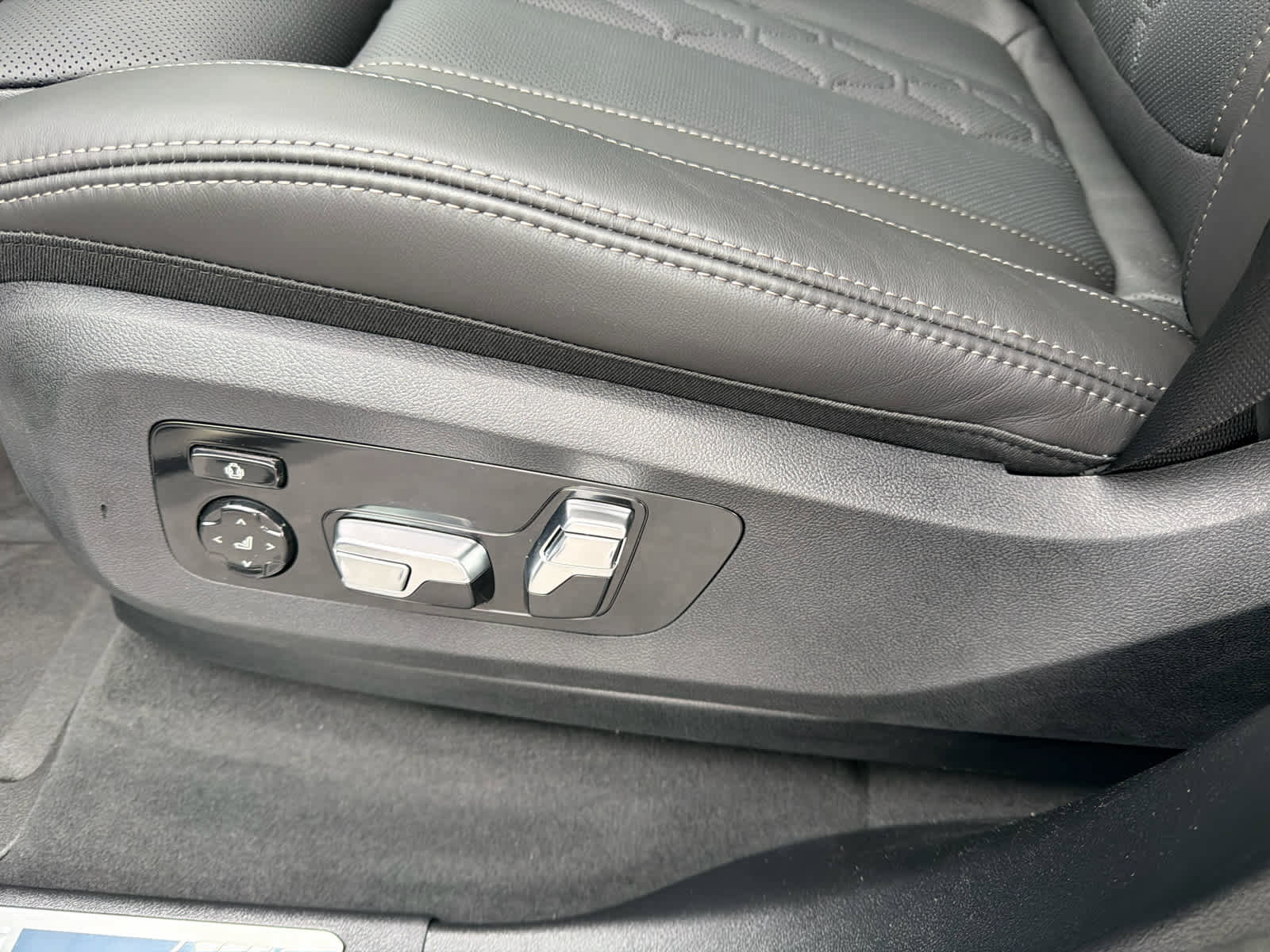 New 2026 BMW X7 M60i AWD/4WD image 25