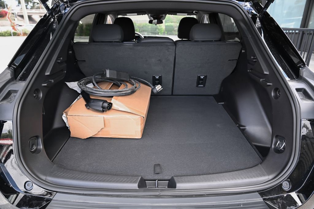 Used 2026 Chevrolet Equinox EV LT w/ LPO, Blackout Package FWD image 33