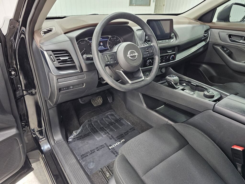 Used 2023 Nissan Rogue S AWD/4WD image 26