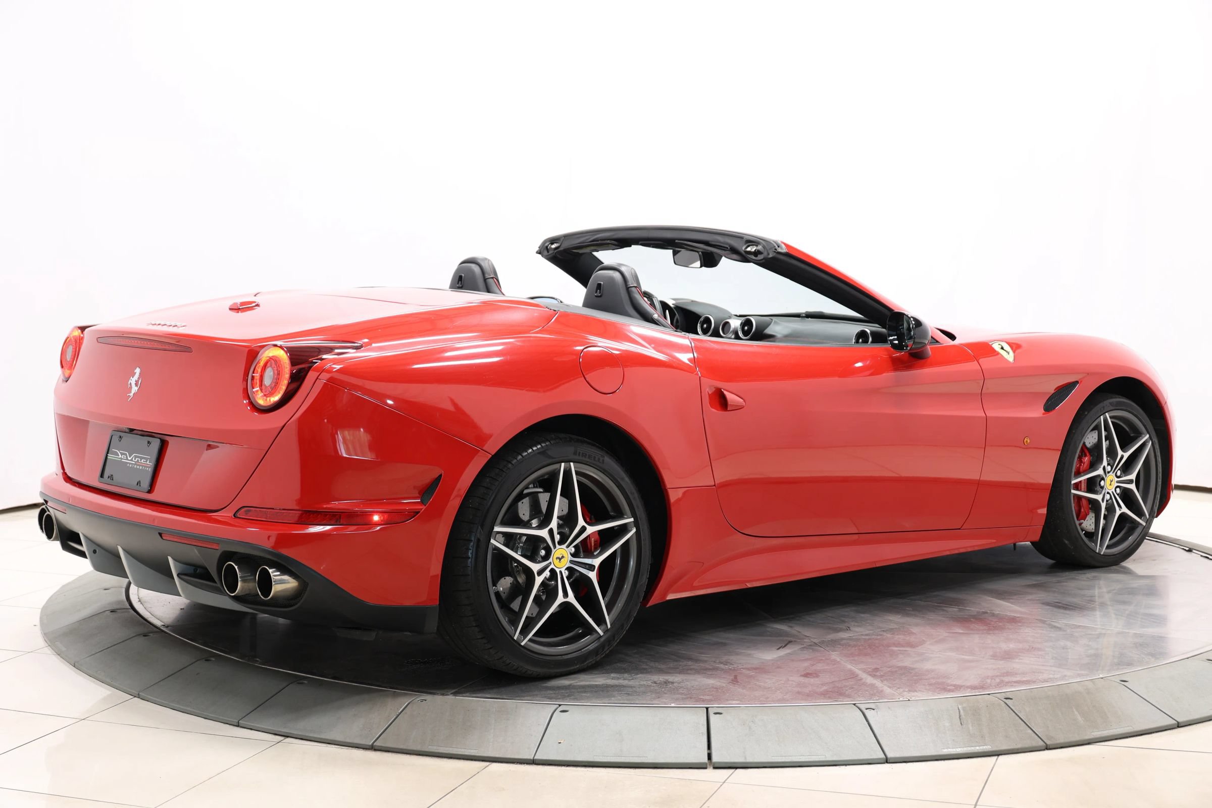 Used 2017 Ferrari California T RWD image 4