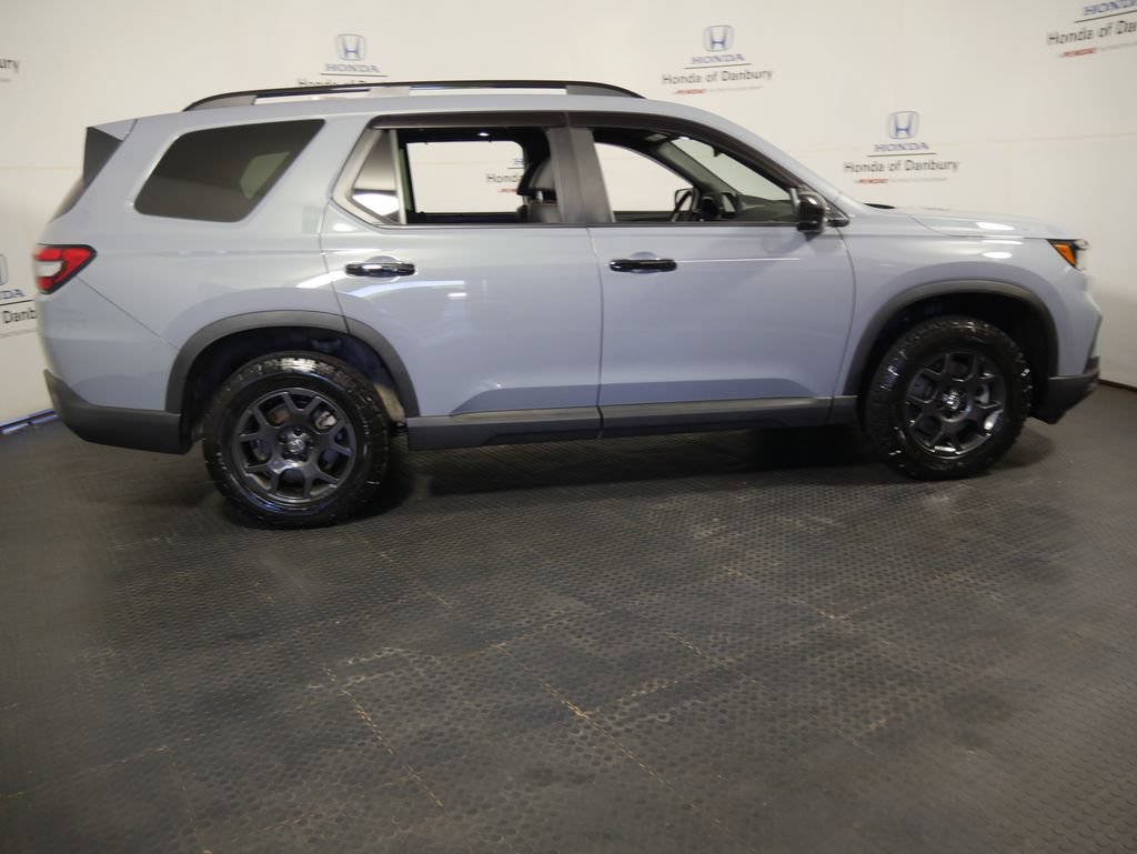 Certified 2025 Honda Pilot TrailSport image 3