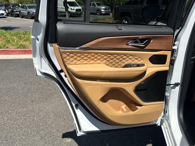 New 2026 Jeep Grand Cherokee Summit image 23