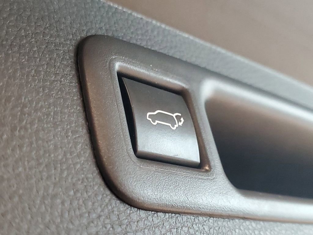 Used 2024 Toyota Highlander LE FWD image 9