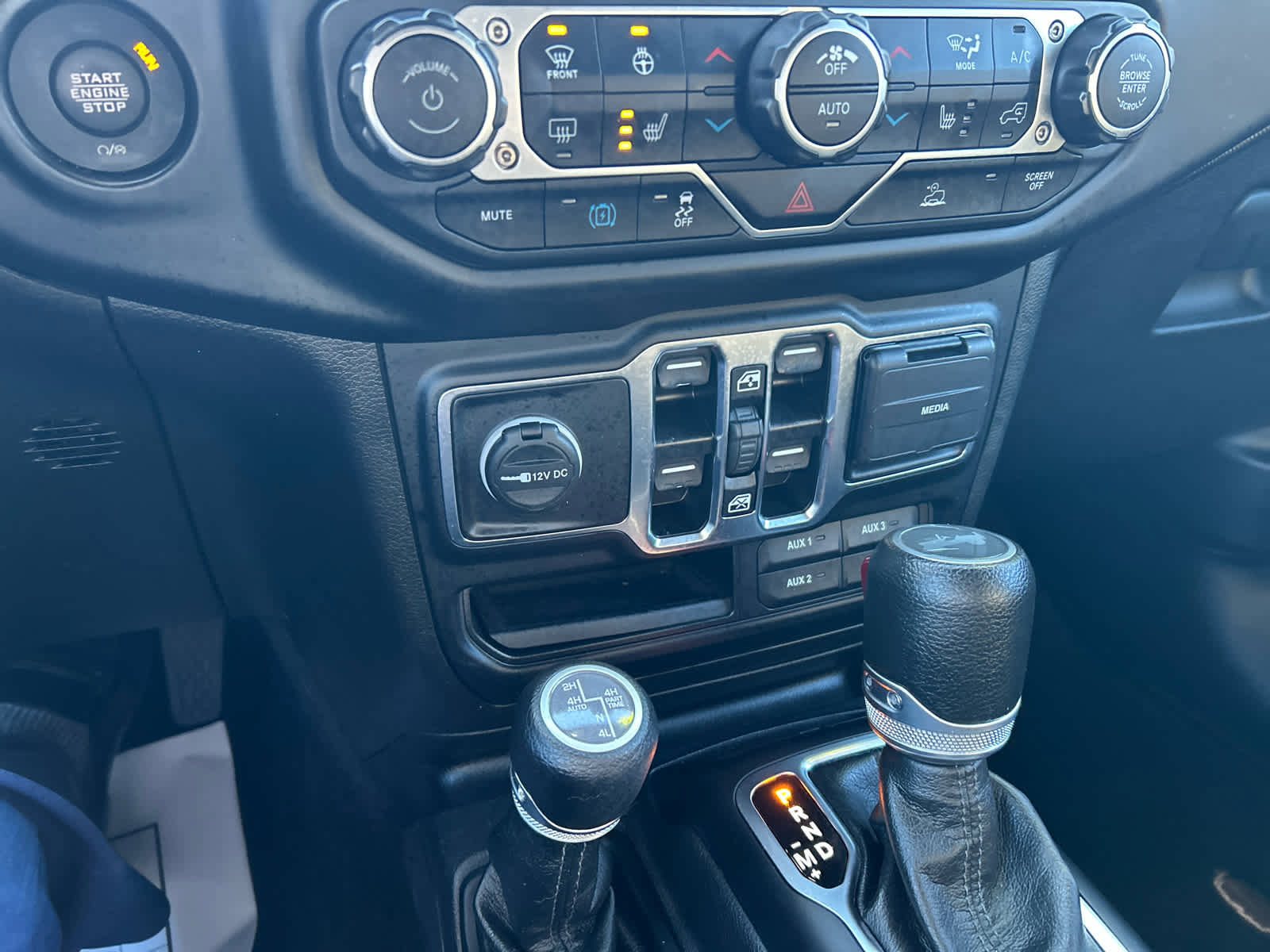 Used 2023 Jeep Wrangler Unlimited w/ Sun & Screen Package image 27