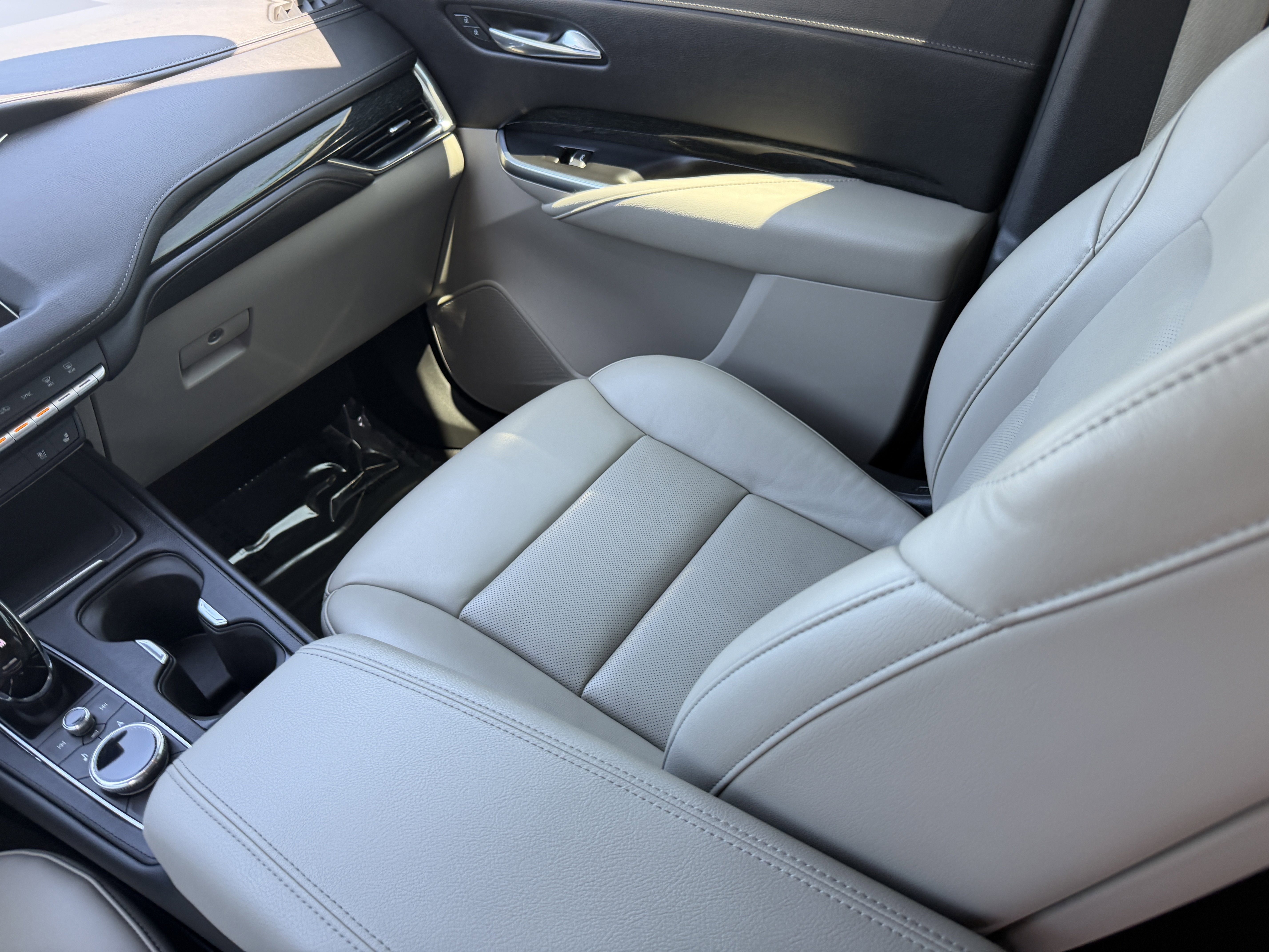 Used 2020 Cadillac XT4 Premium Luxury FWD image 16