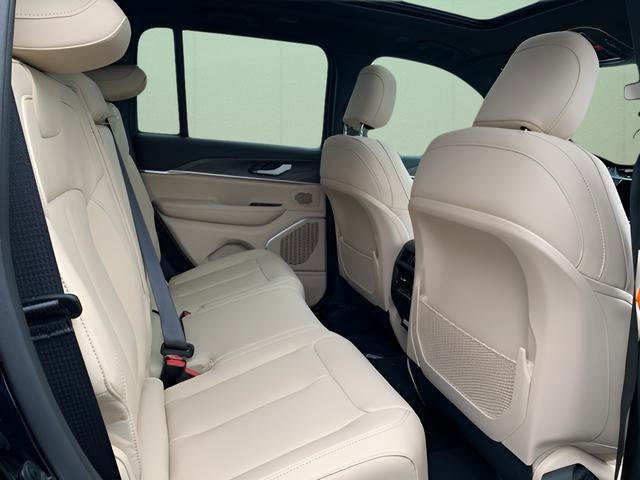 New 2025 Jeep Grand Cherokee Limited w/ Black Appearance Package image 34