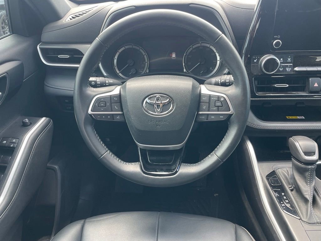 Used 2023 Toyota Highlander XSE FWD image 14