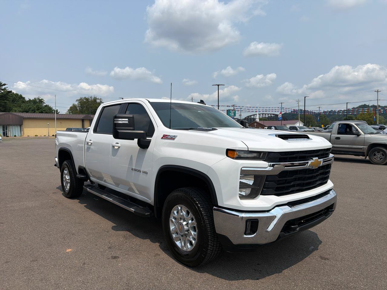 Used 2025 Chevrolet Silverado 2500 LT AWD/4WD image 3