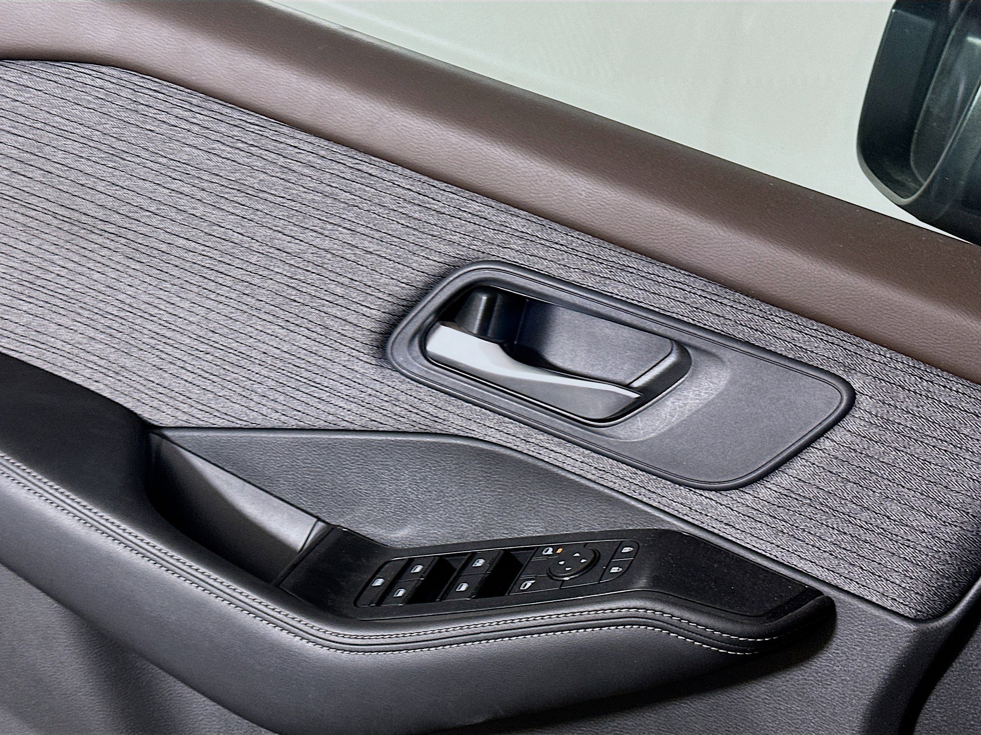 Used 2023 Nissan Rogue SV image 15