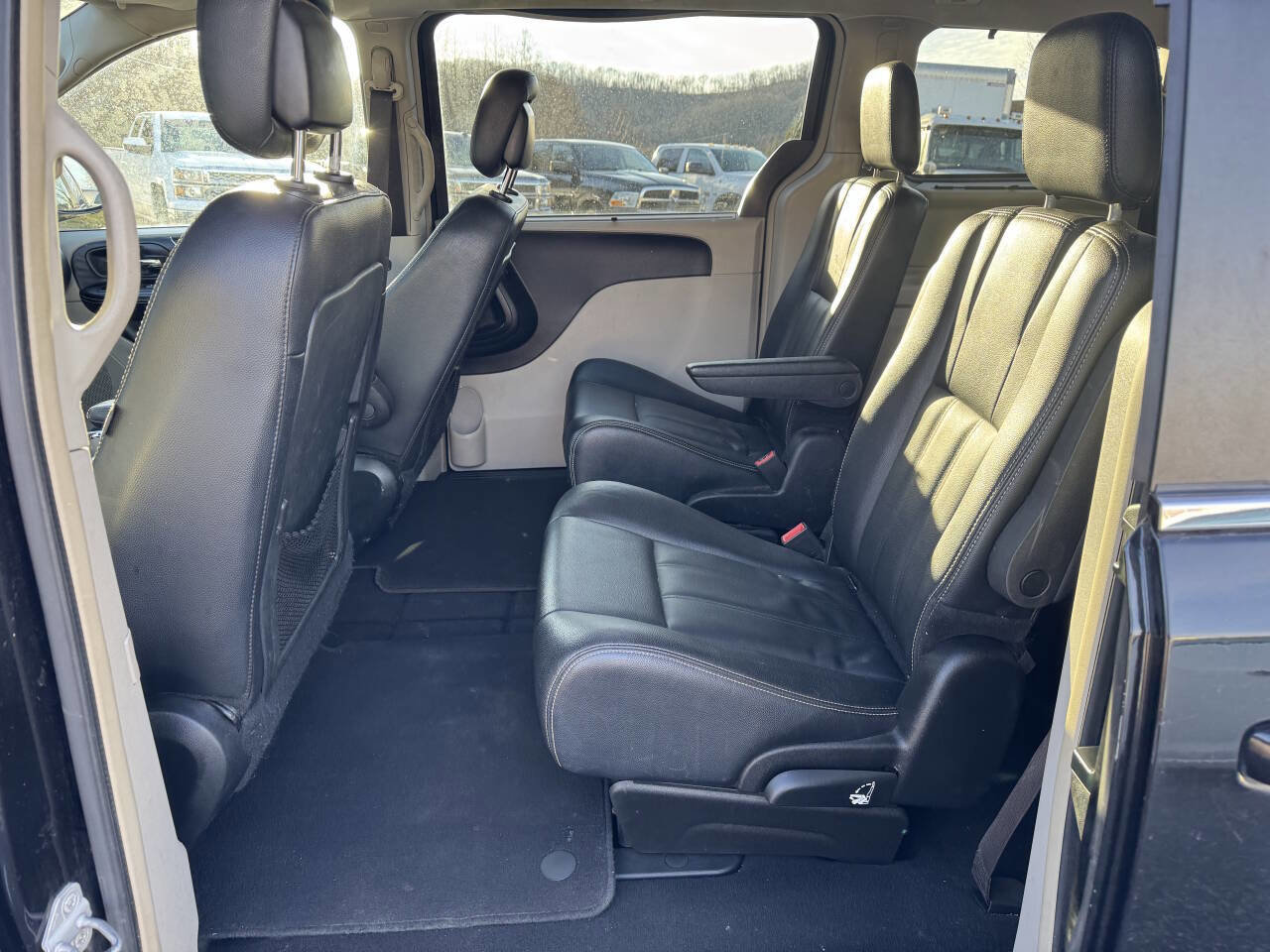 Used 2016 Chrysler Town & Country Touring image 18