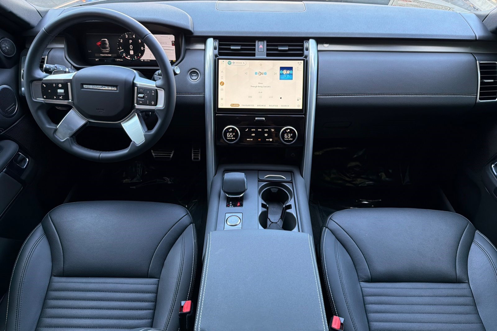 Used 2025 Land Rover Discovery Dynamic SE AWD/4WD image 16