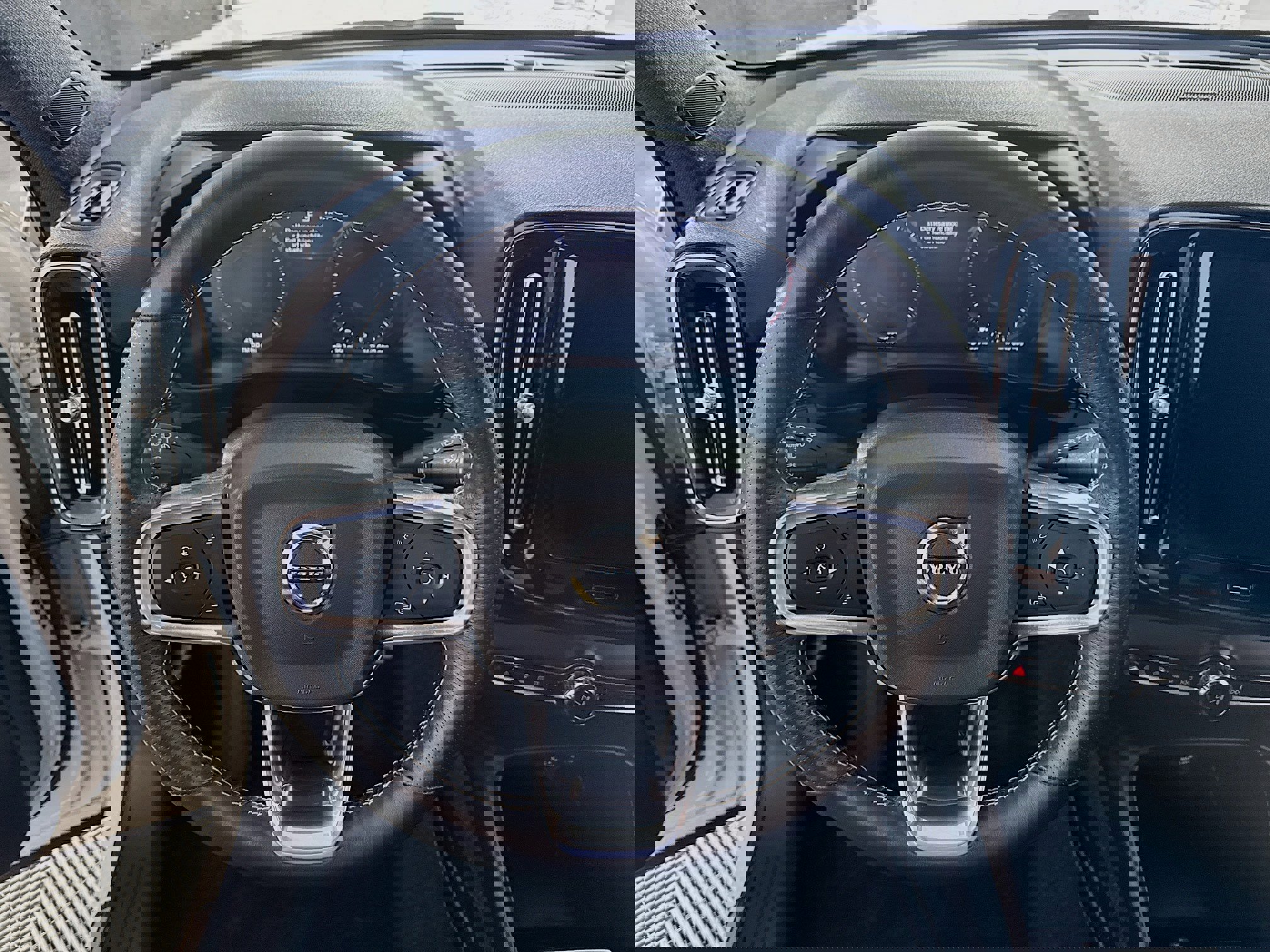 Used 2021 Volvo XC40 T5 R-Design w/ Protection Package Premier image 16