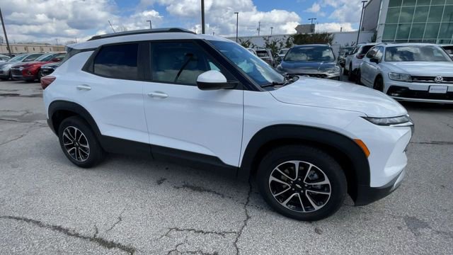 Used 2025 Chevrolet TrailBlazer LT FWD image 3