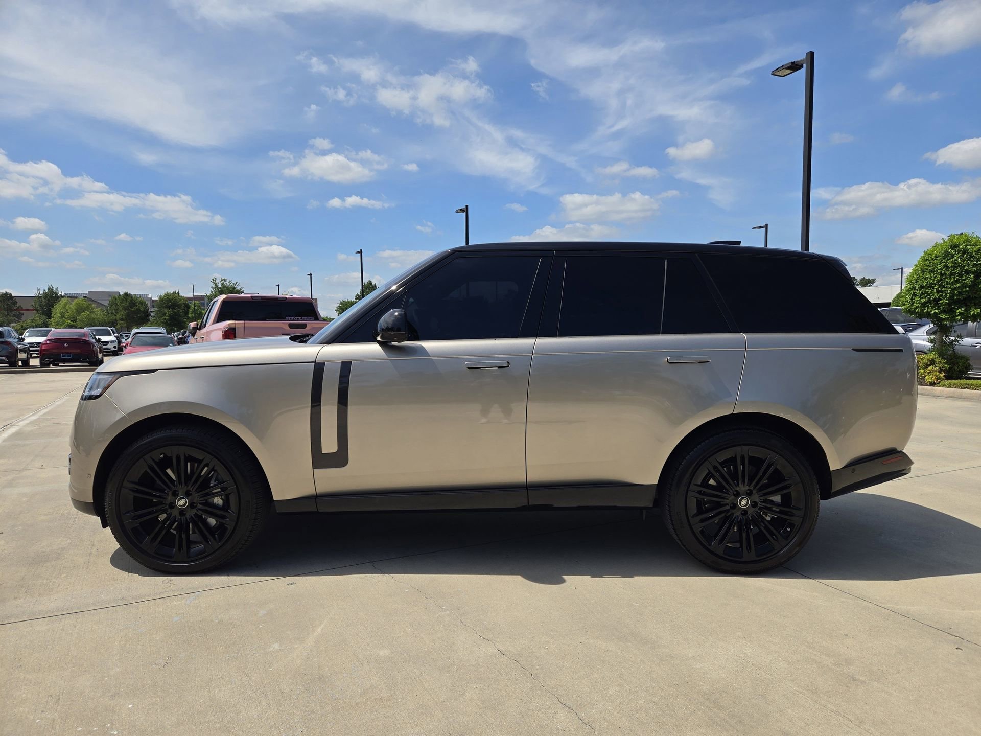 Used 2025 Land Rover Range Rover SE AWD/4WD image 5