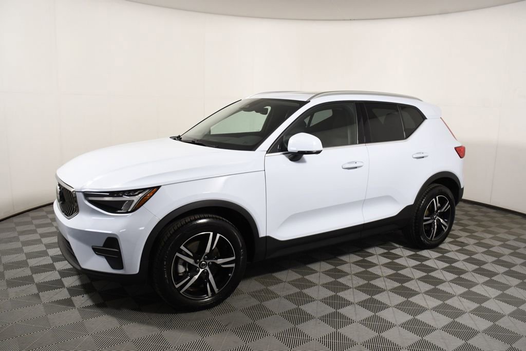 Used 2025 Volvo XC40 B5 Core image 2