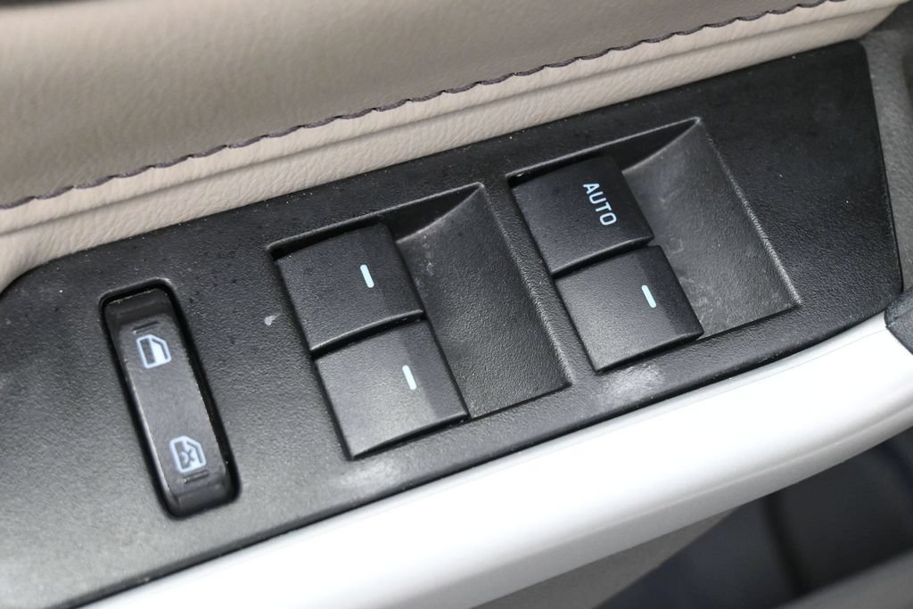 Used 2014 Ford Edge Limited w/ Driver Entry Package FWD image 3